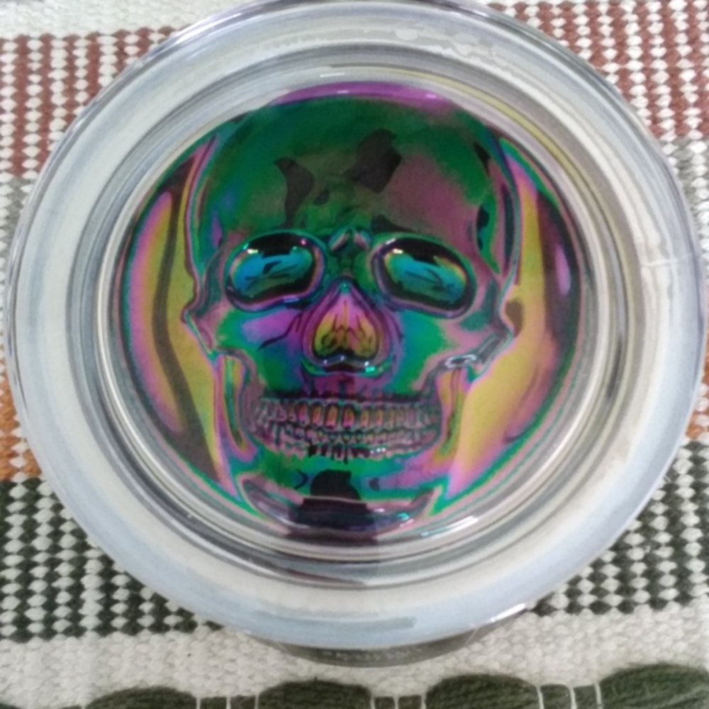 Bath & Body Works Black Candle with Iridescent Skull Lid ๐โ ๏ธ๐โ ๏ธ๐โ ๏ธ - Picture 6 of 6